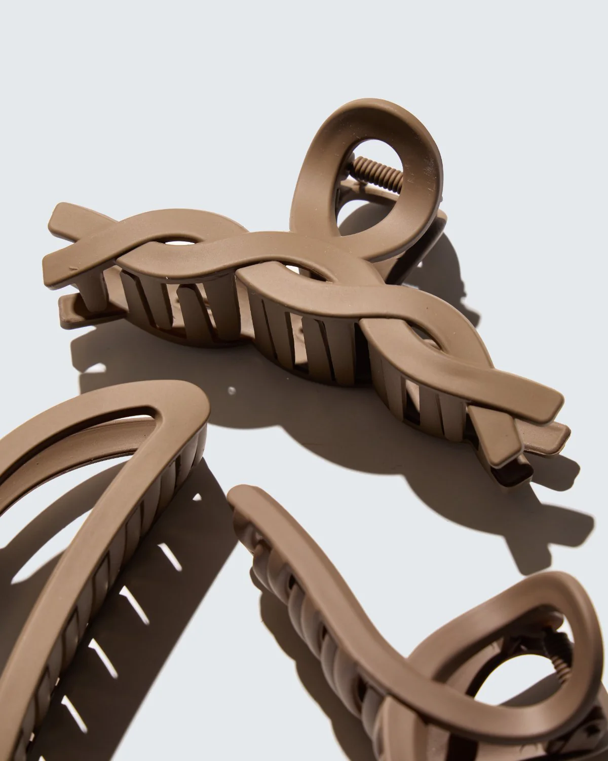 Medium Claw Hair Clips, 3-Pack, Café - Image 4